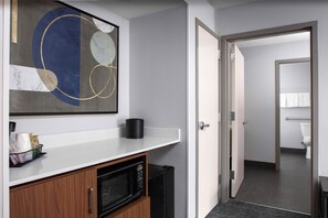 Suite, 1 slaapkamer | Badkamer | Een bad/douchecombinatie, gratis toiletartikelen, een haardroger