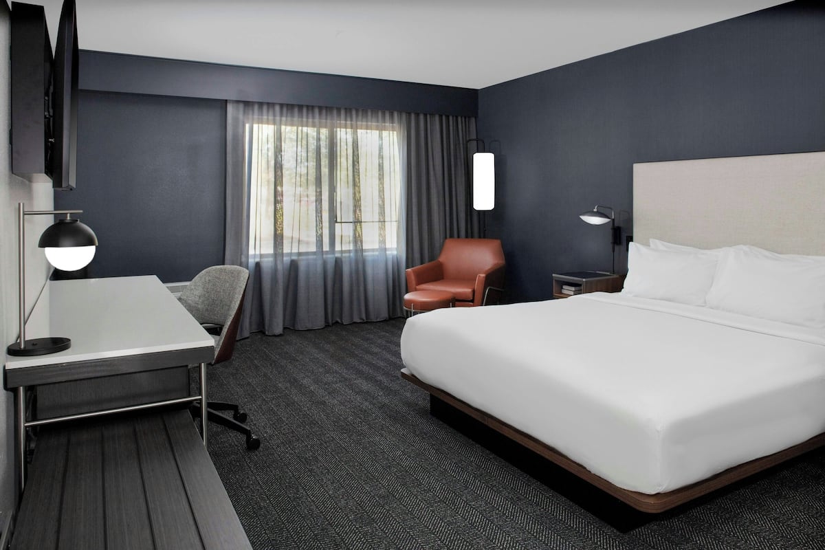 Room, 1 Katil Raja (King) dengan Katil Sofa | Ruang kerja komputer riba, langsir/tirai gelap terus 