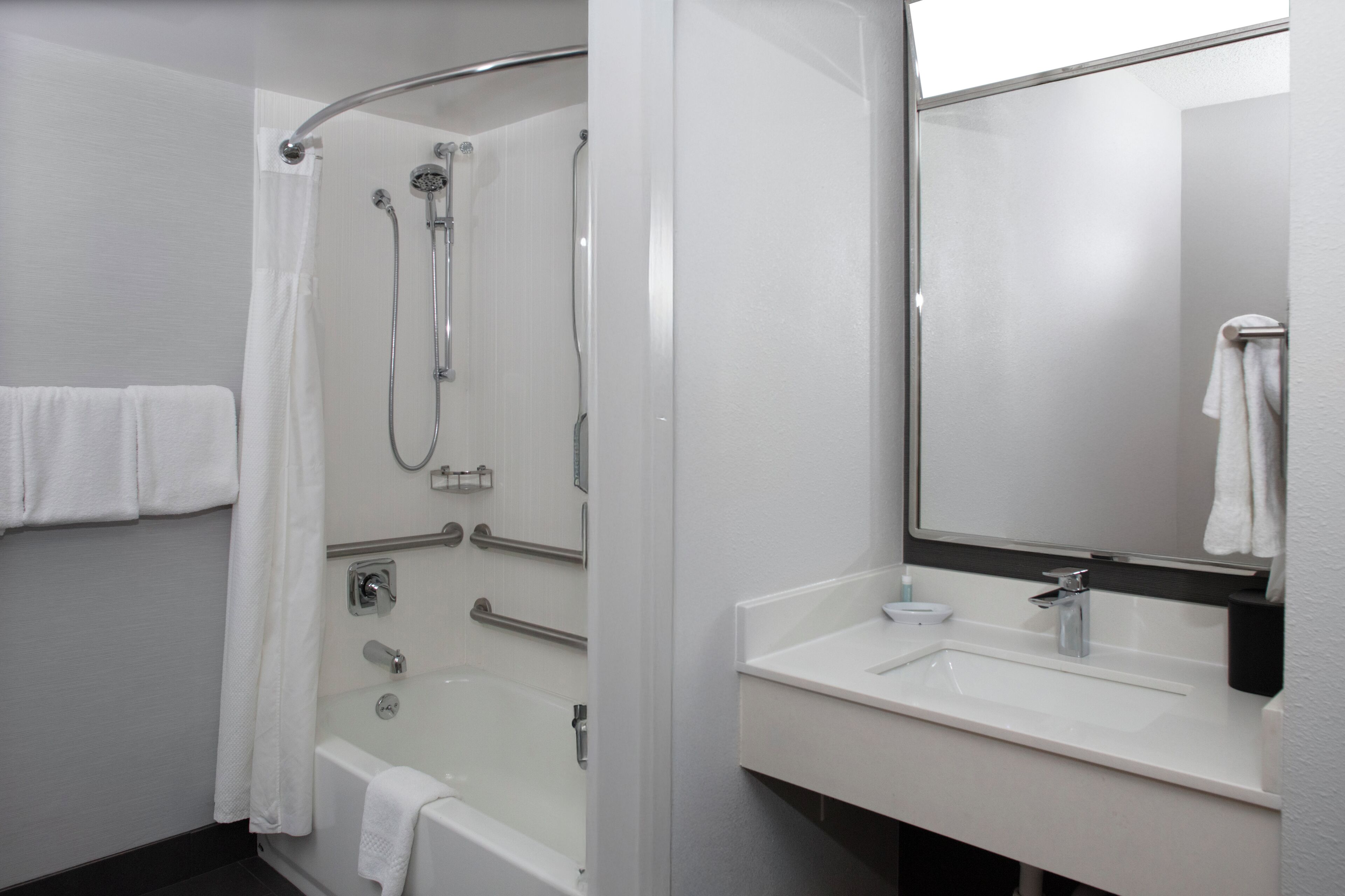 Combined shower/bathtub, free toiletries, hair dryer, towels