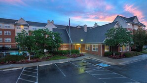 A Marriott Residence hotel with a parking lot and a swimming pool. - Residence Inn by Marriott Richmond Northwest (Richmond)