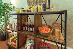 Breakfast, lunch, dinner served; American cuisine
