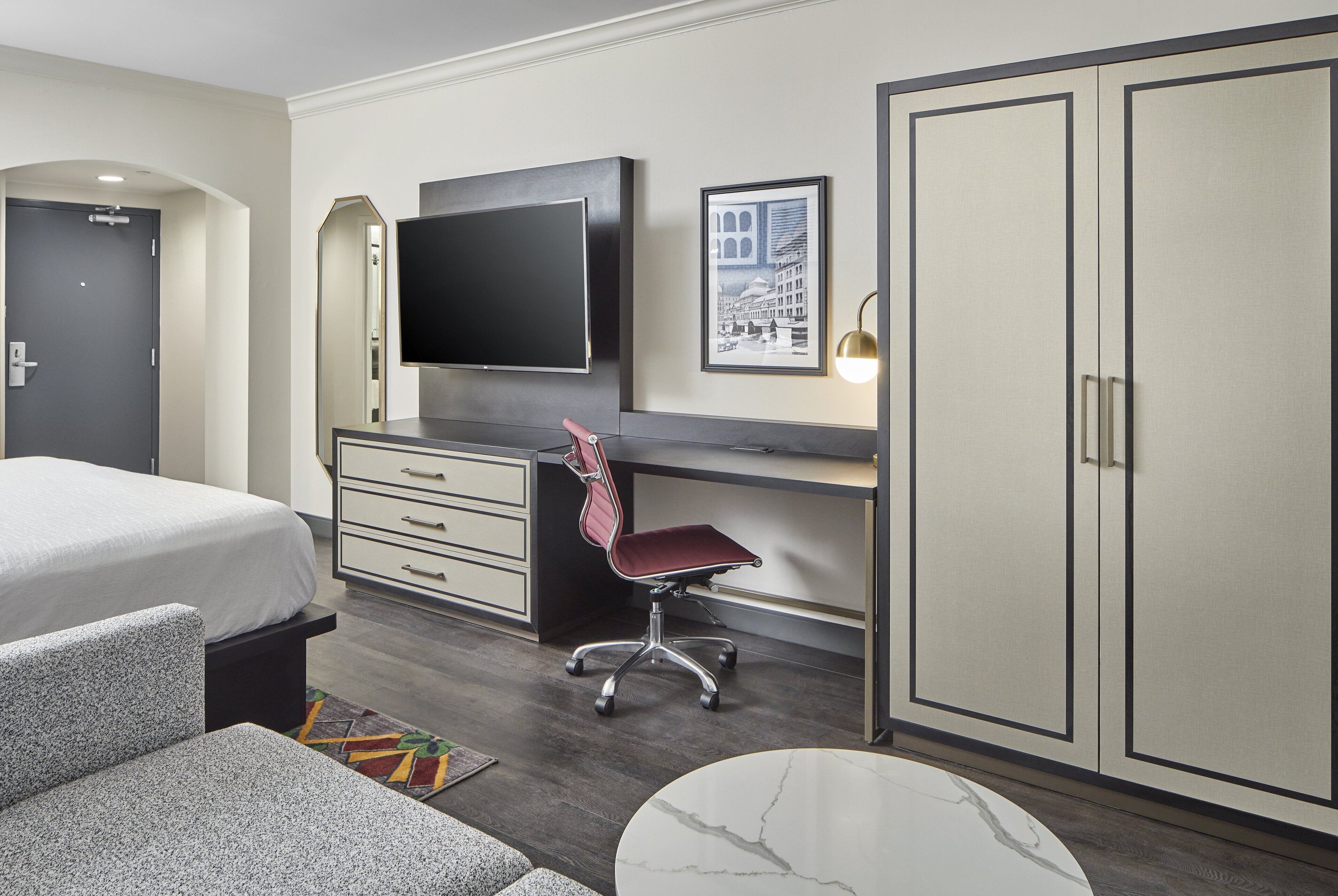 Standard Room, 1 King Bed with Sofa bed | In-room safe, desk, laptop workspace, blackout drapes