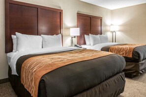 Desk, laptop workspace, iron/ironing board, free cribs/infant beds - Comfort Inn Blue Ash North (Cincinnati)