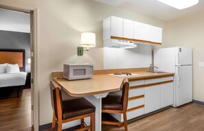 Suite, 1 très grand lit et 1 canapé-lit, non-fumeur | Cuisine privée | Réfrigérateur, four à micro-ondes, surface de cuisson, cafetière-théière