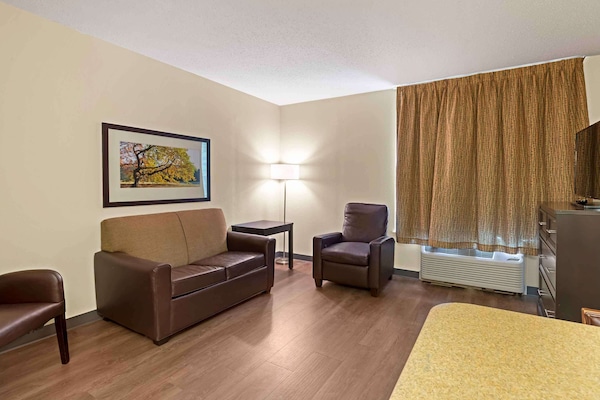 Suite, 1 kingsize bed met slaapbank, niet-roken | Een bureau, een laptopwerkplek, een strijkplank/strijkijzer, gratis wifi