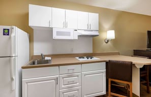 Estudio, 2 camas Queen size, para no fumadores | Cocina privada | Refrigerador, microondas, parrilla de estufa y cafetera y tetera 