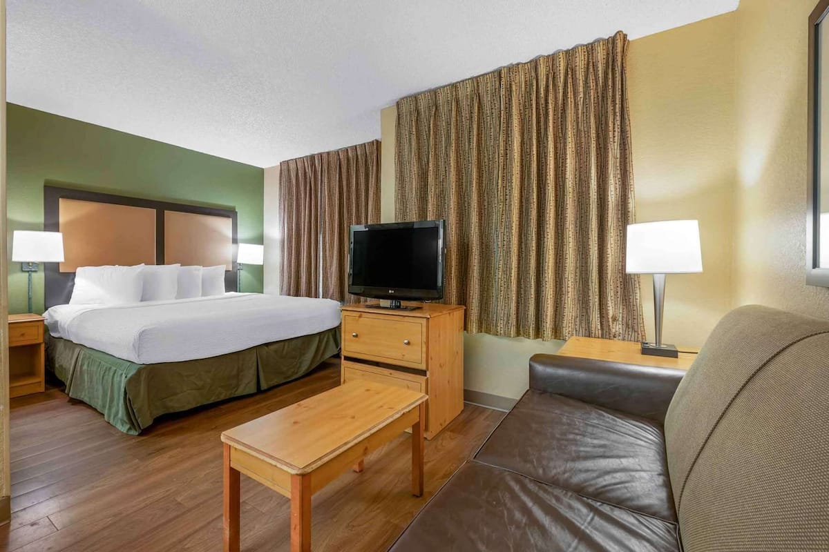 Desk, laptop workspace, WiFi (free), bed sheets