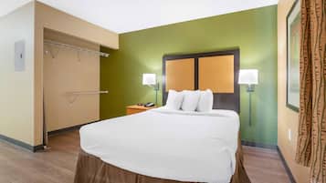 Studio, 1 Queen Bed, Non Smoking | Desk, laptop workspace, WiFi (free), bed sheets