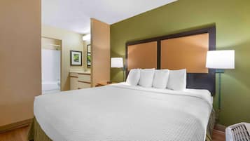 Deluxe Studio, 1 King Bed with Sofa bed, Non Smoking | Desk, free WiFi, bed sheets