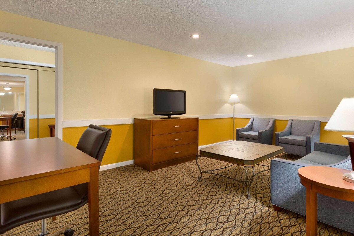 Premium Suite, 1 Bedroom, Non Smoking | Desk, blackout drapes, iron/ironing board, cribs (free)