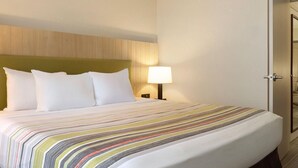 Desk, blackout drapes, iron/ironing board, cribs (free) - Country Inn & Suites by Radisson, Mishawaka - South Bend (Mishawaka)