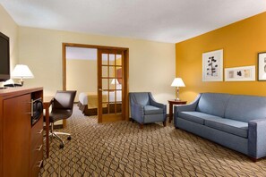 Suite, 1 habitación, no fumadores | Escritorio, cortinas opacas, tabla de planchar con plancha