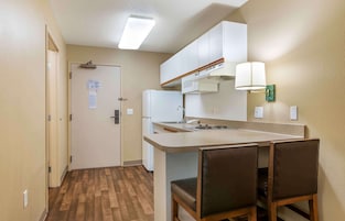 Refrigerador con freezer, microondas, placa de cocina, cafetera/tetera