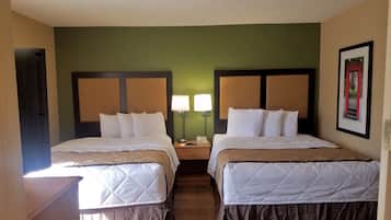 Pillowtop-bedden, een bureau, een laptopwerkplek