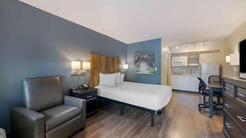 Studio, 1 Queen Bed, Non Smoking | Desk, blackout curtains, iron/ironing board, free WiFi