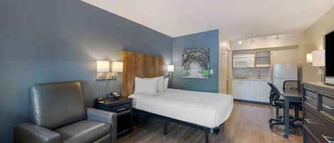 Studio, 1 Queen Bed, Non Smoking | Desk, blackout drapes, iron/ironing board, free WiFi