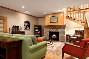 Lobby - Country Inn & Suites by Radisson, Clinton, IA (Clinton)