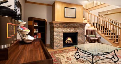 Country Inn & Suites by Radisson, Clinton, IA