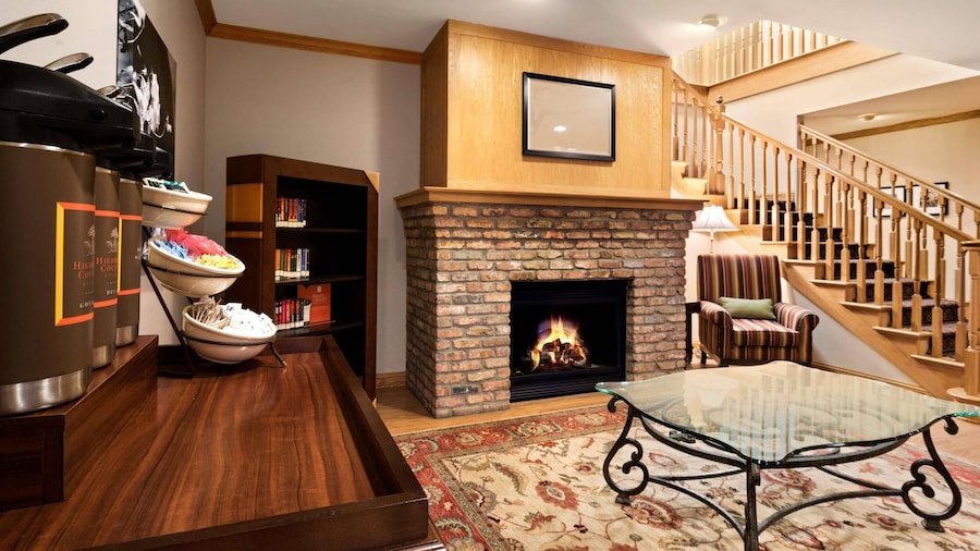 Country Inn & Suites by Radisson, Clinton, IA