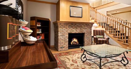 Country Inn & Suites by Radisson, Clinton, IA
