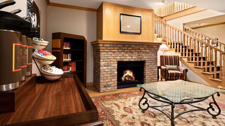 Country Inn & Suites by Radisson, Clinton, IA