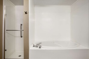 Standardzimmer, 1 King-Bett, Whirlpool | Badezimmer | Haartrockner, Handtücher