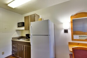 Frigorífico, microondas, placa de cocina y cafetera o tetera