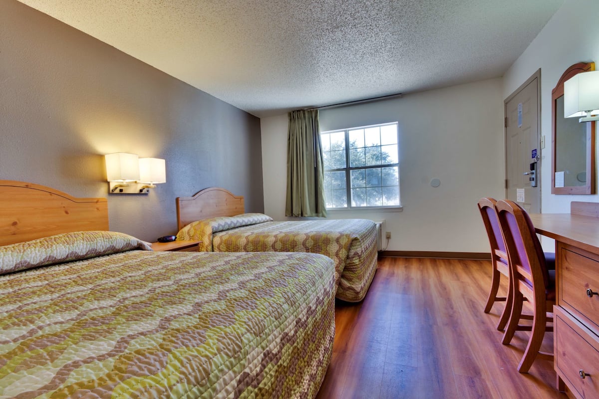 Wifi gratis, ropa de cama y despertador
