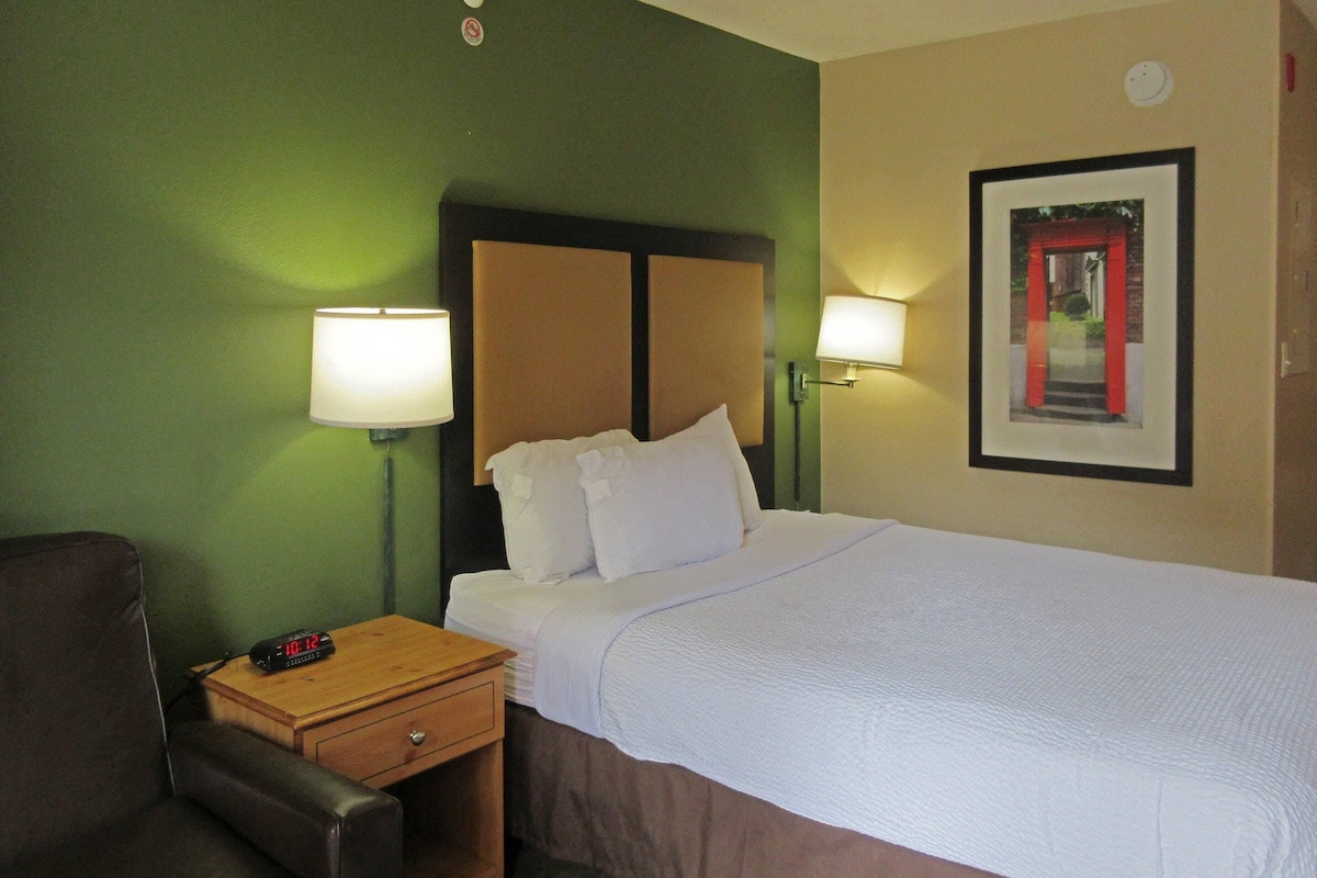 Iron/ironing board, free WiFi, bed sheets