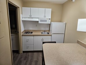 Full-sized fridge, microwave, stovetop, coffee/tea maker