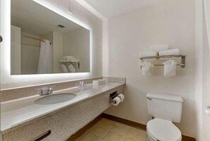 Combined shower/tub, free toiletries, hair dryer, towels - Suburban Studios Raleigh - Crabtree Valley (Raleigh)