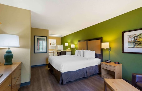 Desk, iron/ironing board, free WiFi, bed sheets. Extended Stay America Suites Clearwater Carillon Park