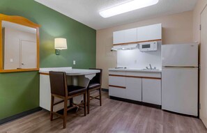 Estudio Deluxe, 1 cama King size y sofá cama, para no fumadores | Cocina privada | Refrigerador con congelador, microondas y parrilla de estufa 