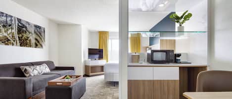 Studio, 1 King Bed with Sofa bed | Desk, blackout drapes, iron/ironing board, free cribs/infant beds