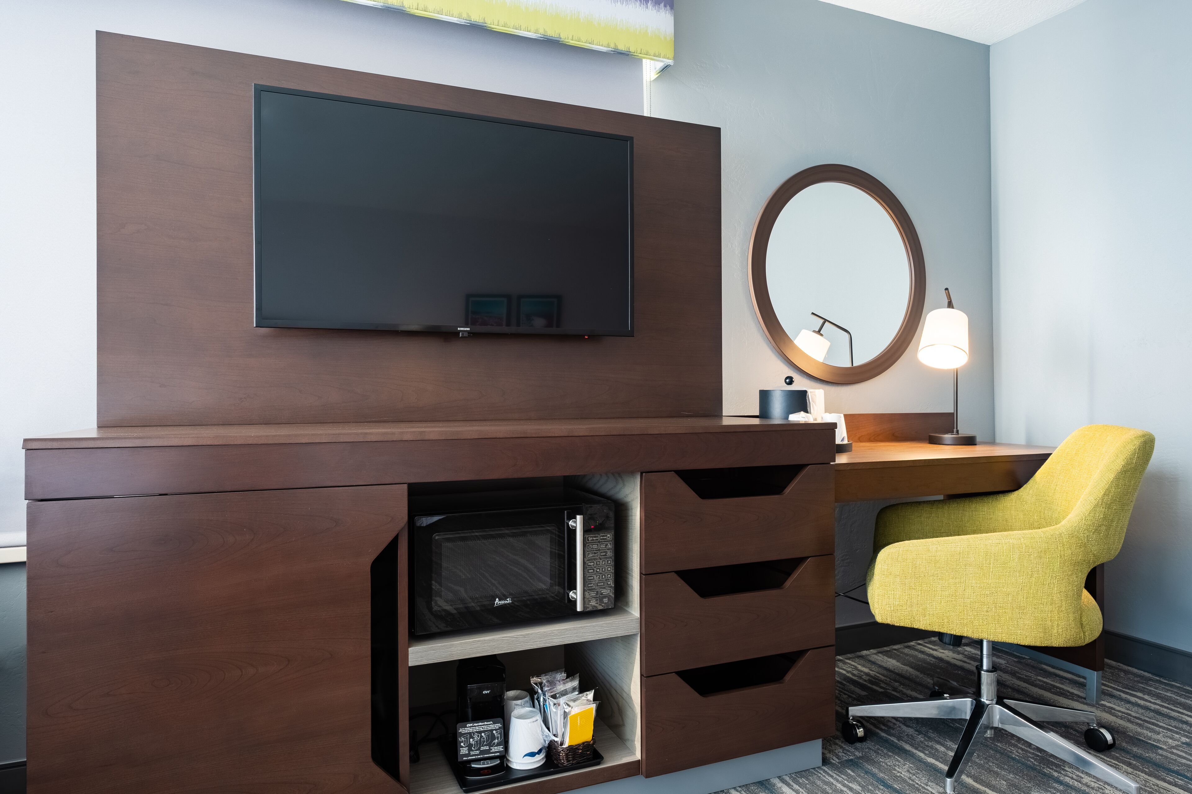 one king bed, non-smoking, corner | premium bedding, in-room safe, individually furnished, desk