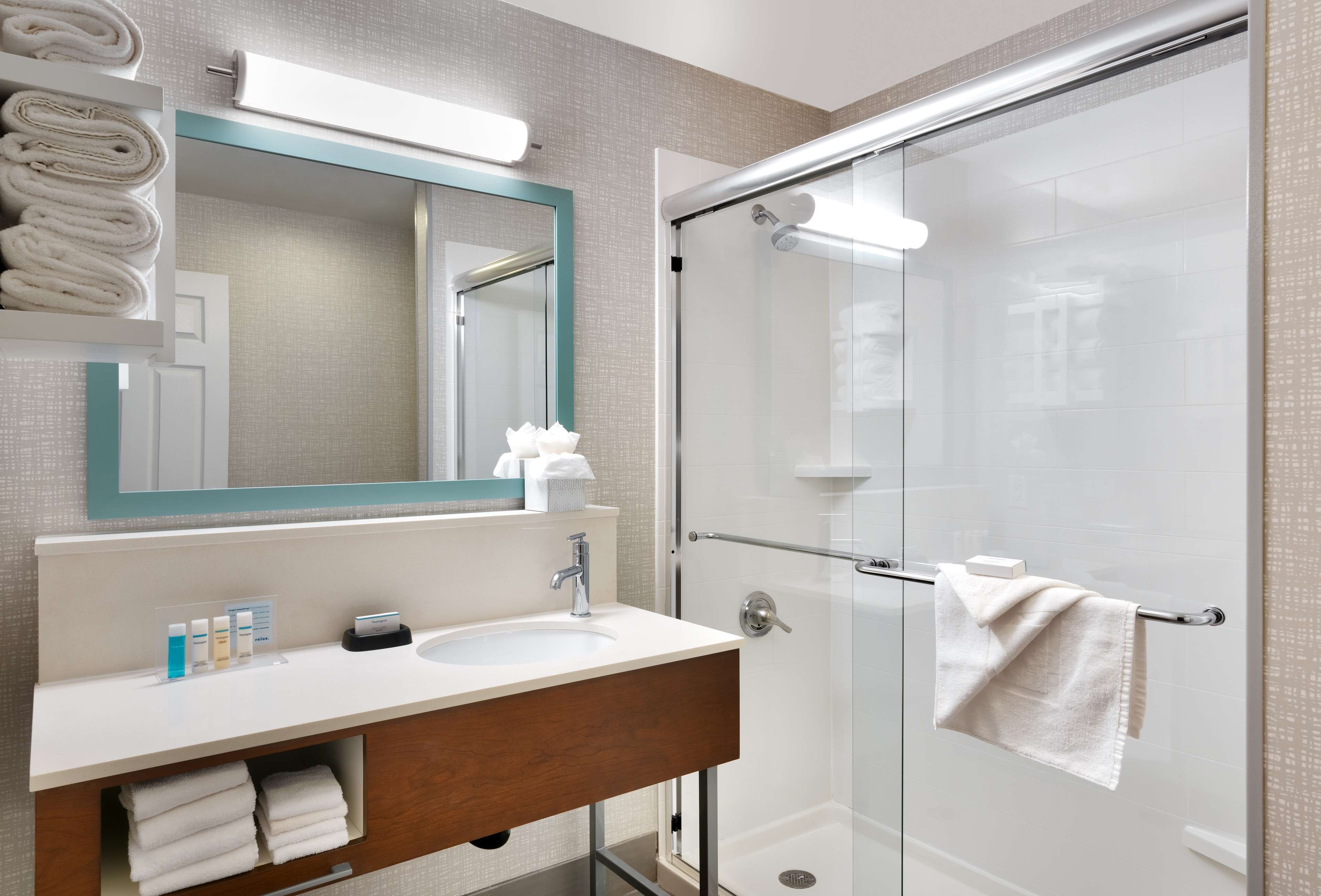 combined shower/bathtub, free toiletries, hair dryer, towels