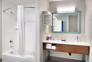 Kombinasi shower/bathtub dan perlengkapan mandi gratis