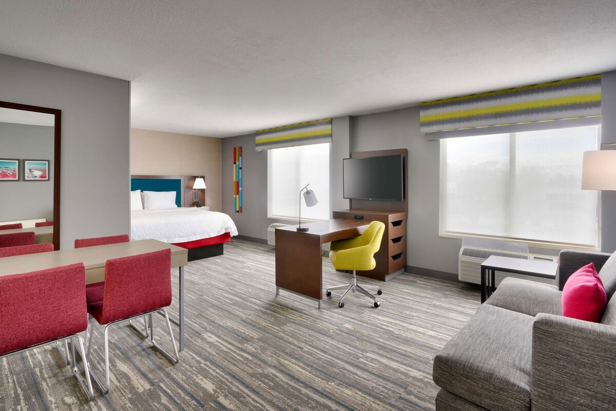 Premium bedding, in-room safe, desk, laptop workspace