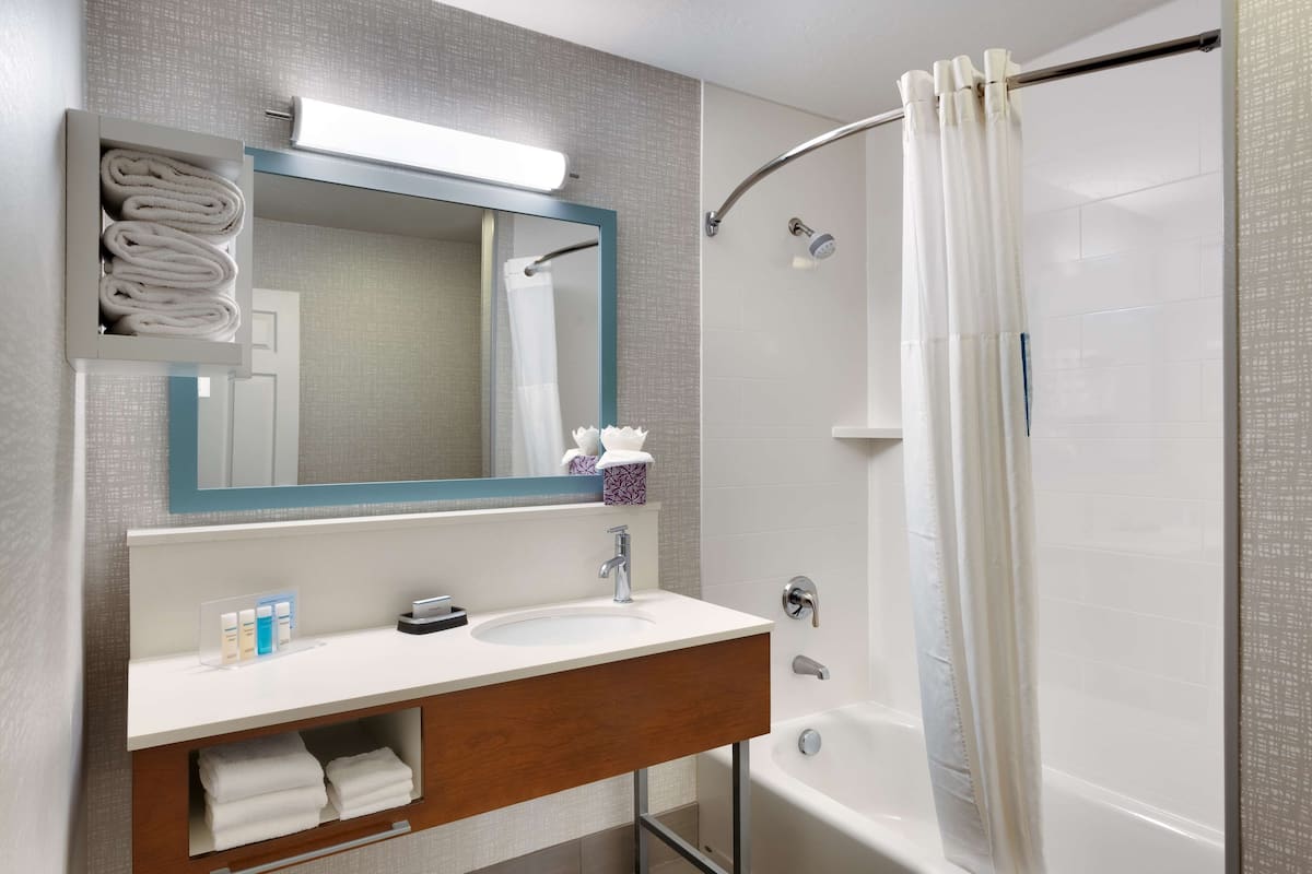 standard king | bathroom | combined shower/bathtub, free toiletries, hair dryer, towels