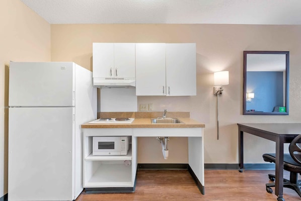 Studio, 1 Queen Bed, Accessible, Non Smoking | Private kitchen | Fridge, microwave, stovetop - Extended Stay America Select Suites - Charlotte - Tyvola Rd. (Charlotte)
