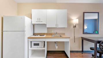 Studio, 1 Queen Bed, Accessible, Non Smoking | Desk, free WiFi