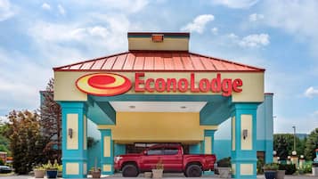 Un edificio con techo rojo y un letrero que dice 'Econo Lodge'.