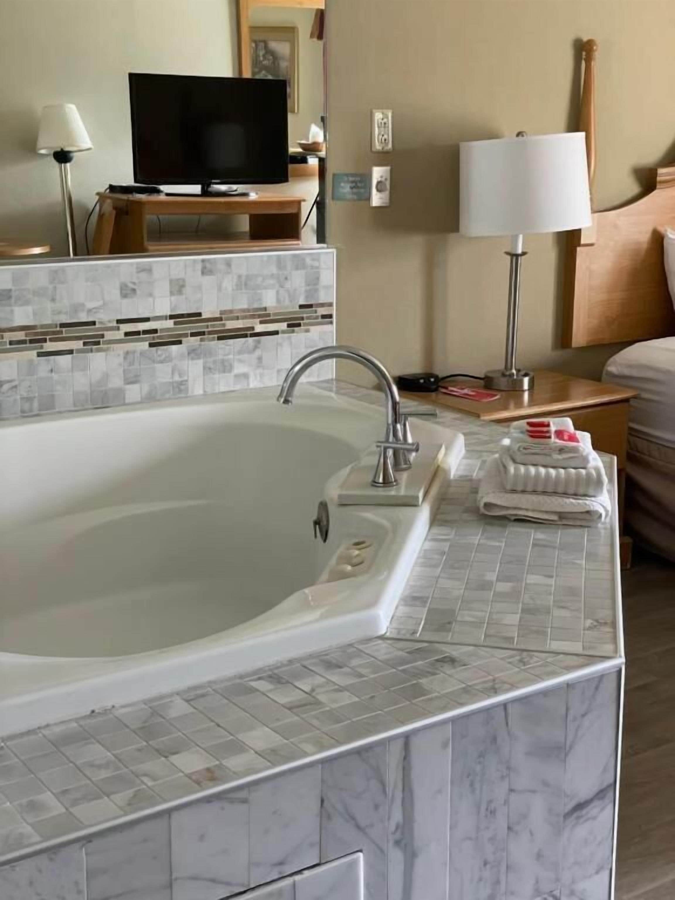 standard room, 1 king bed, non smoking, jetted tub | private spa tub