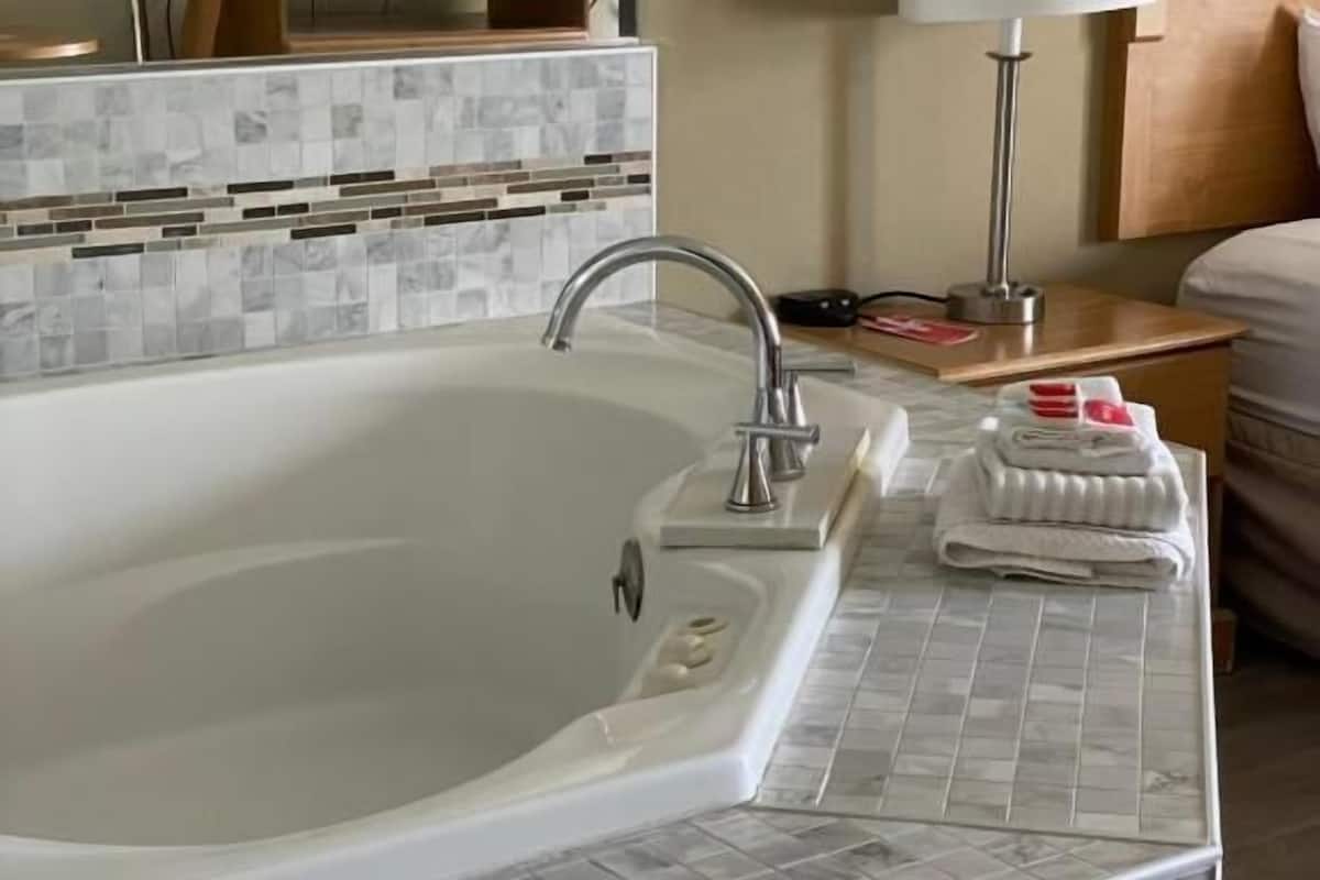 standard room, 1 king bed, non smoking, jetted tub | private spa tub