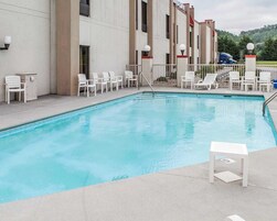 Una piscina al aire libre de temporada