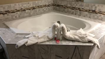 Standardzimmer, 1 King-Bett, Nichtraucher, Whirlpool | Badezimmer | Kostenlose Toilettenartikel, Haartrockner, Handtücher, Seife