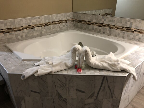 Standard Room, 1 King Bed, Non Smoking, Jetted Tub | Bathroom