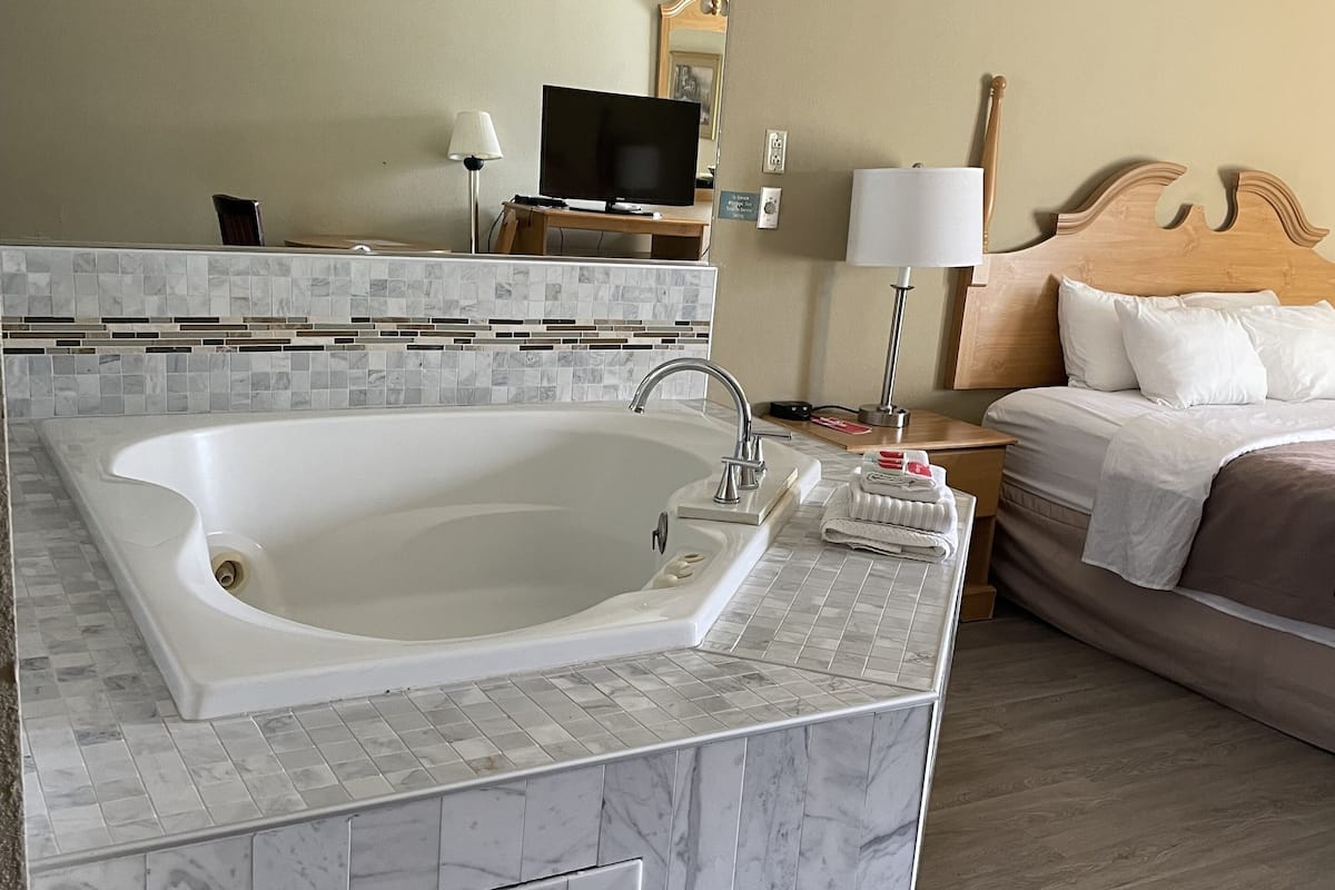standard room, 1 king bed, non smoking, jetted tub | jetted bathtub