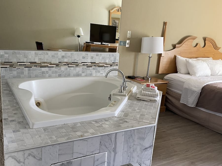 Standard Room, 1 King Bed, Non Smoking, Jetted Tub | Jetted tub