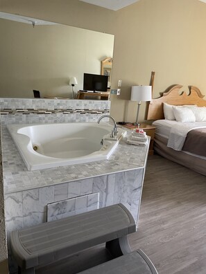 Standard Room, 1 King Bed, Non Smoking, Jetted Tub | Jetted bathtub